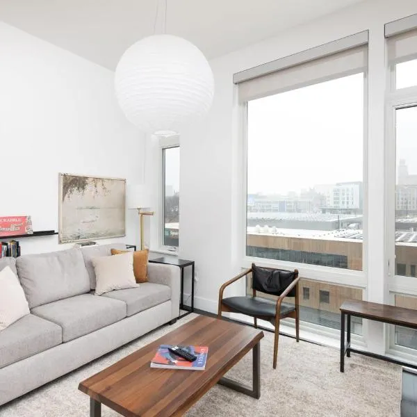 Modern 1BR Apt with Skywalk to Fiserv, Rooftop, and Parking, hotel en Milwaukee