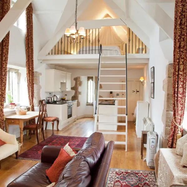 Welsh Gatehouse A Historic Castle Retreat that Welcomes Dogs and Electric Vehicles, hotel sa Mathern