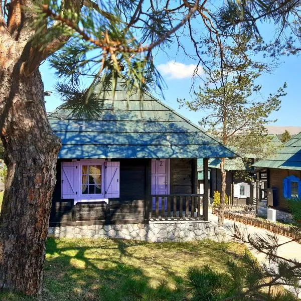 El Paso City, Zlatibor - Unique Wooden Cottages, Treehouse, Wild West Rooms, accommodation 1-6 people, hotel v destinaci Zlatibor