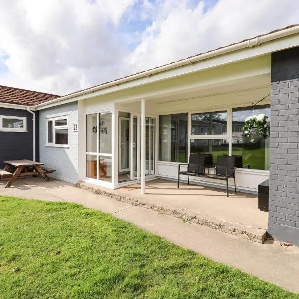 Marsh Bungalow, hotel in Carlton Colville