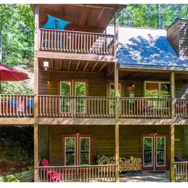 Amazing Creek View Cabin w/ Hot Tub, Firepit & Pool Table, hotel di Hasslers Mill