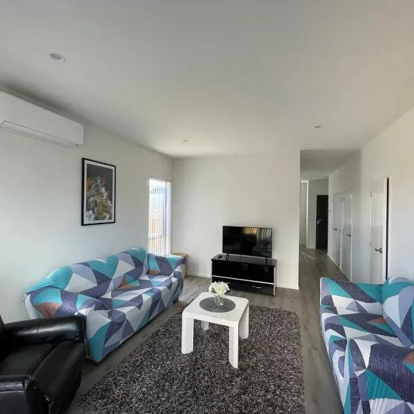 4 bedroom home fully furnished in Papakura, Auckland, hotel in Clevedon
