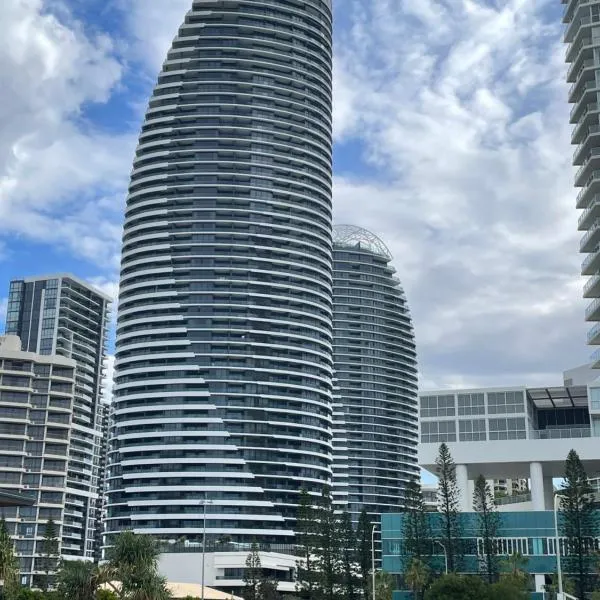 4 Bedroom Huge Sub Penthouse Oracle Level 31 Magnif VIEWS 260m2 Family Skyhome Sleeps 8 Adults and 2 Children, Sofa Bed Portacot, High Chair Central to Everything Resort Skyhome 5 STAR Luxury、ゴールドコーストのホテル