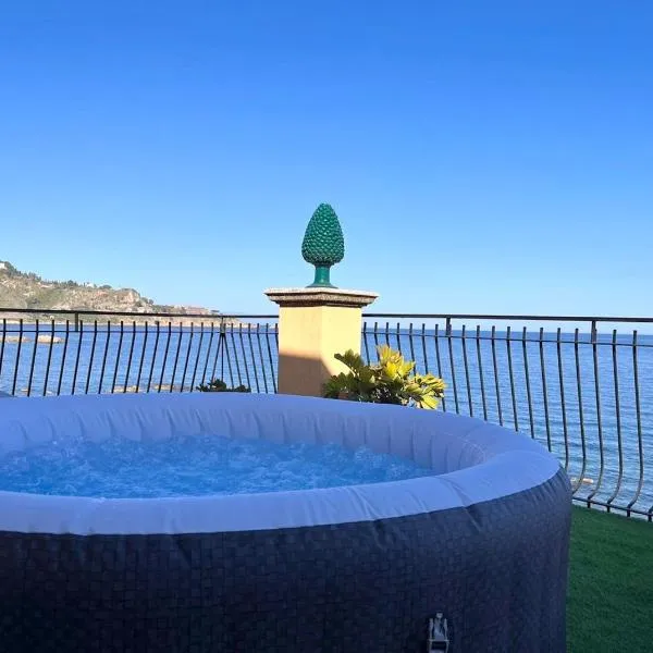 Miriam Sea Front Apartment Jacuzzi, hotel v destinácii Giardini Naxos