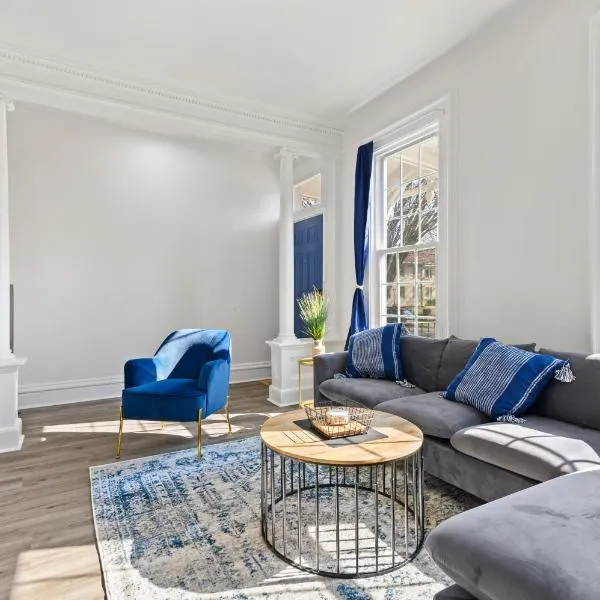 Casa Soleada in East Rock near DT and Yale SOM with FREE Parking and King Bed, hotel v destinaci New Haven