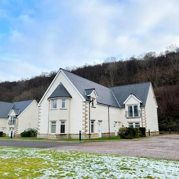 Corran, Glenloch View, Fort William 2-Bedroom Loch Side Flat, hotel v destinaci Fort William