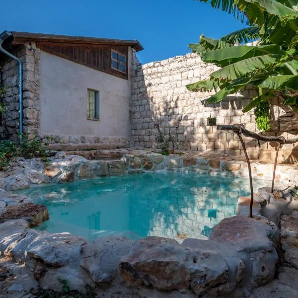 Hemdatya Stone Suites In The Galilee, hotel en Shadmot Devora