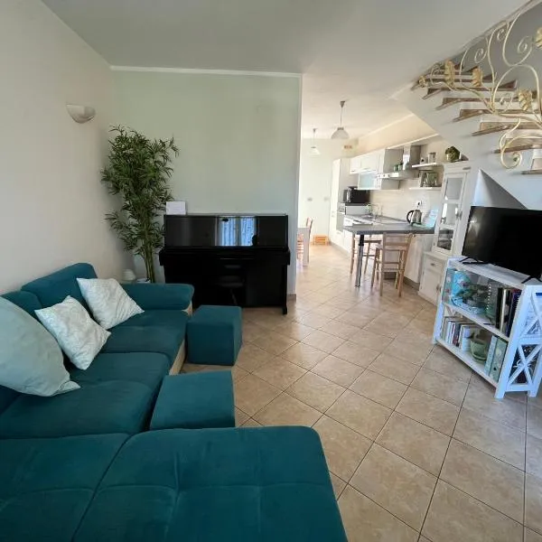 Charlotte Apartment - For family and groups, hotel en Porto Torres