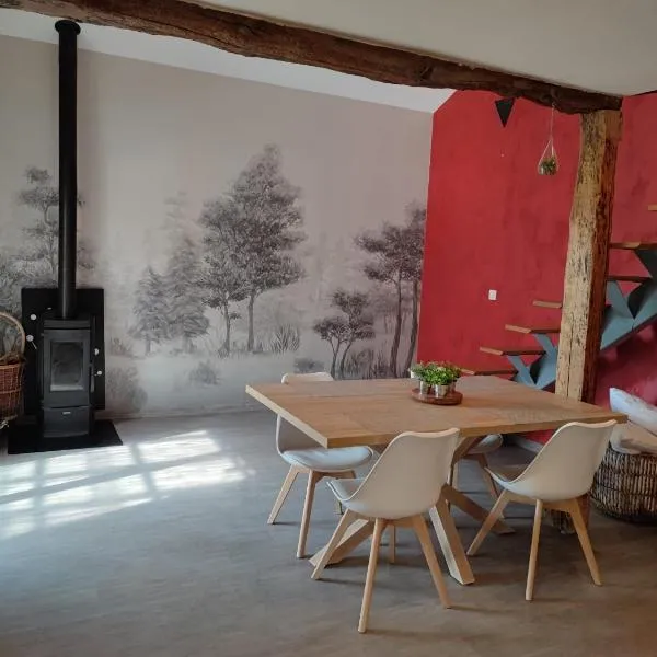 Maison au calme dans un petit hameau, hotel en Monbéqui