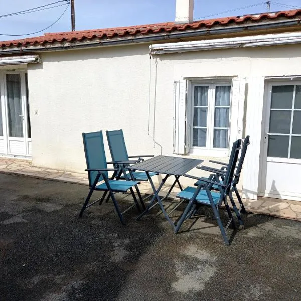 GITE ENTRE TERRE ET MER GRAND STUDIO, hotel in Mareuil-sur-Lay
