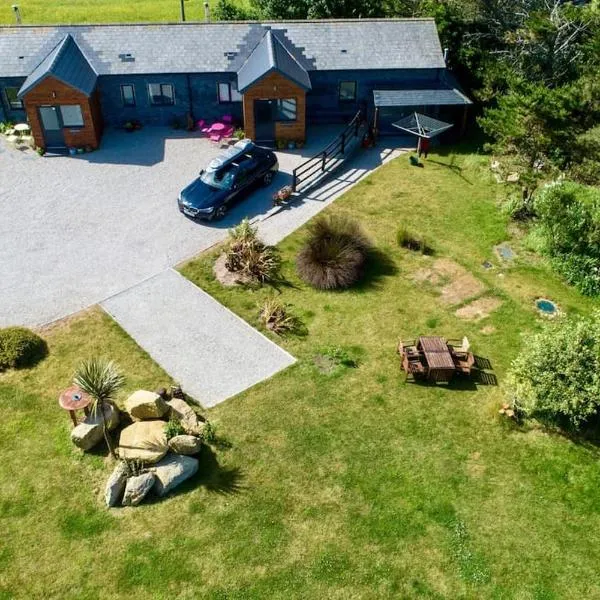 2 Bedroom Cottage sleeps 4, with Pool Use, Sennen, hotel v destinaci Sennen