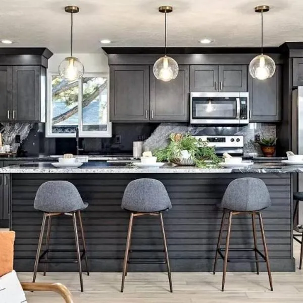Mid Century Modern Boise-River Bungalow w/ Hot Tub, hotel in Boise