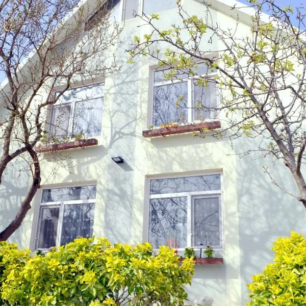 Zirǝ에 위치한 호텔 Garden Cottage near Beach, Airport