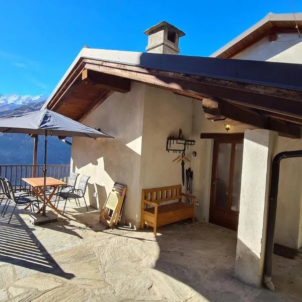 Independent chalet with breathtaking view, hotel i Villar Pellice