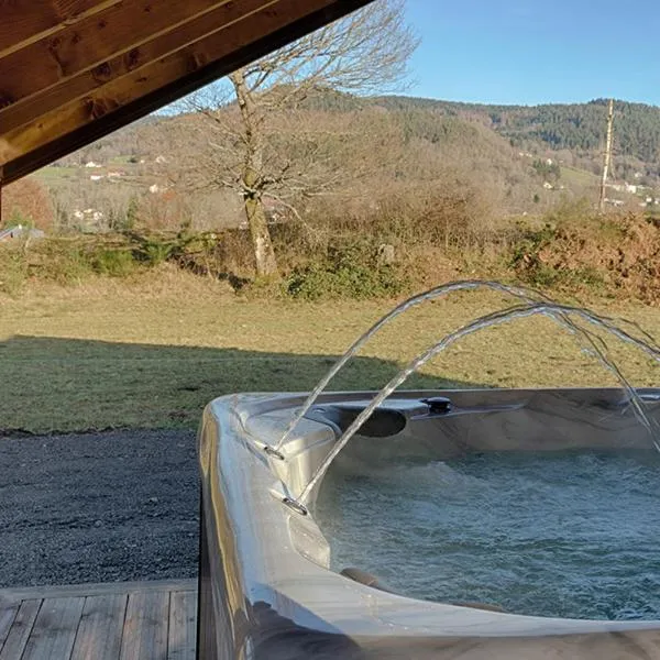 Chalet avec Jacuzzi et Piscine, déco soignée esprit cocooning, Hotel in Ramonchamp