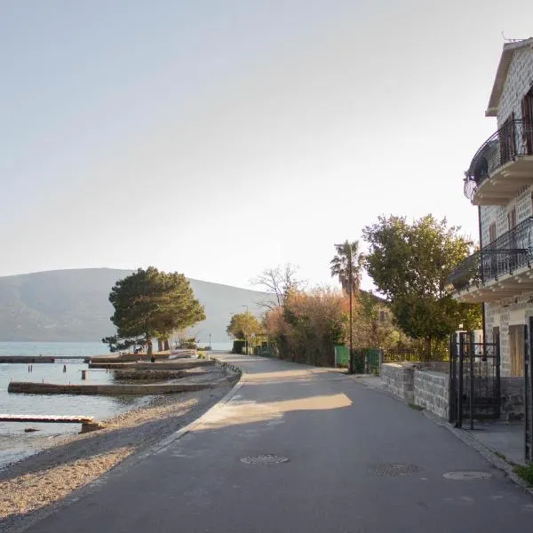 Live By The Sea, Bijela: Rake şehrinde bir otel