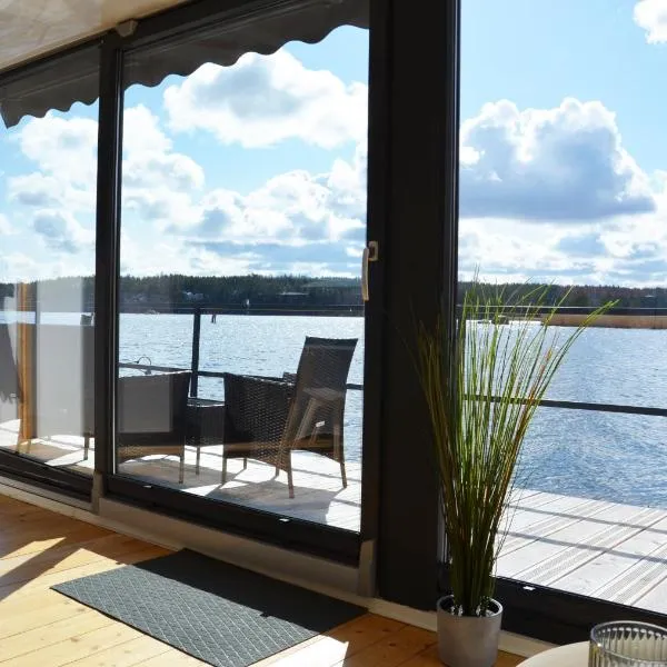 Schwimmendes Haus, freier Blick aufs Wasser im Schärengebiet Blankaholm inkl Boot, hotel in Götehult