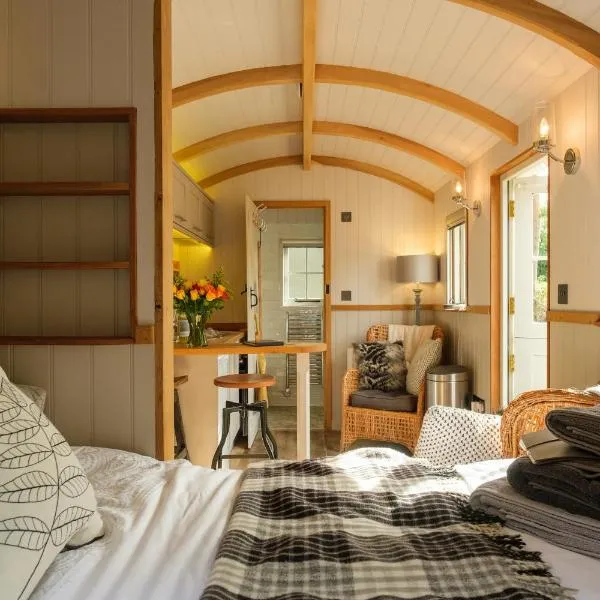 Piano Forte - delightful rural shepherd hut & hot tub available !, hotel en Rushford