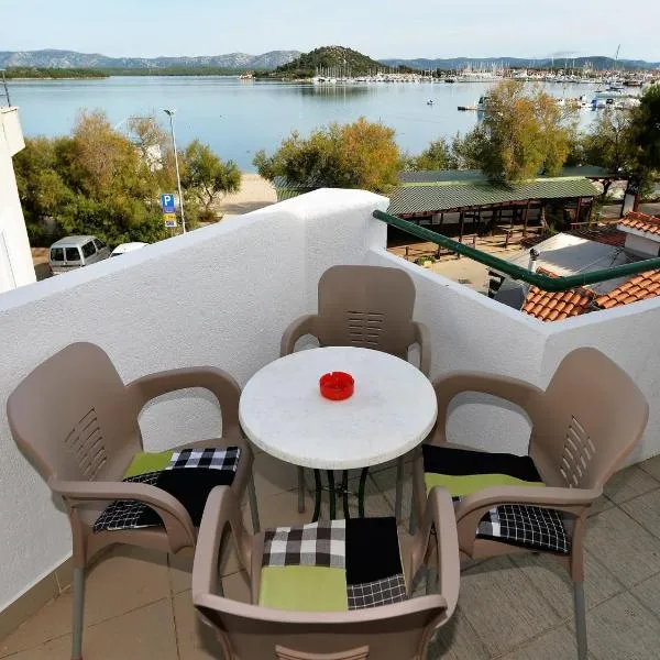 Apartments Helena, hotel v Murteri