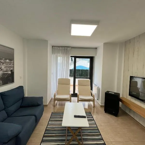 Apartamento con terraza,2 min de la playa, Ares, hotel en Ares