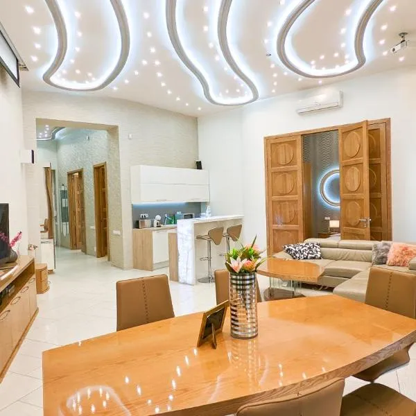 Prime Downtown Budapest Luxury Condo, Private Spa, Home Cinema, Patio, hotel u Budimpešti