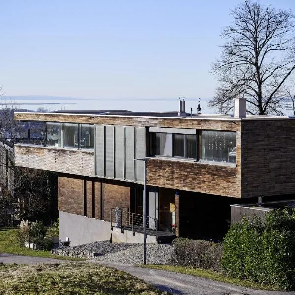 Design Apartment mit Panoramafenster - Wald und Seeblick - Ruhe nahe der Stadt, hotel in Bregenz