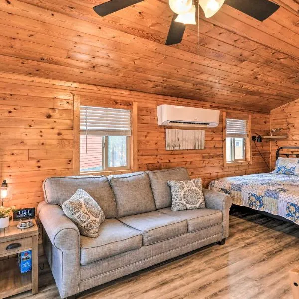 Beautiful New Bern Studio Cabin with Fire Pit!, hotel in New Bern