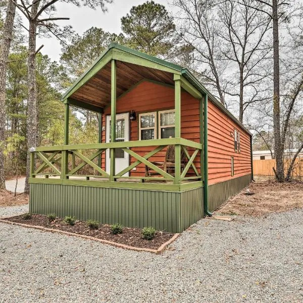 Charming New Bern Log Cabin - Pets Welcome!, hotel in New Bern