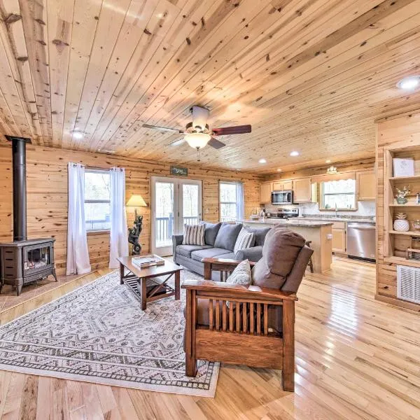 Scenic Murphy Escape with Hot Tub and Fire Pit!, Hotel in Murphy