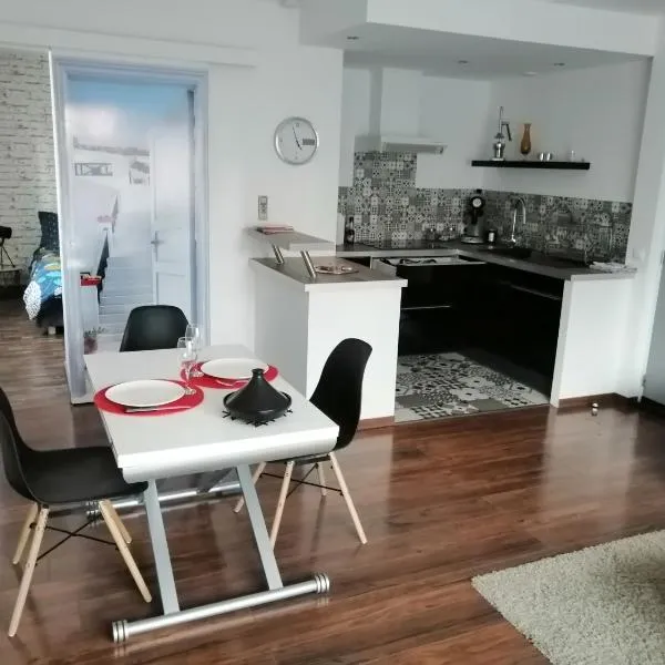 La maison de 6Fran appartement 1 calme et spacieux ambiance familiale, hotel em Valros