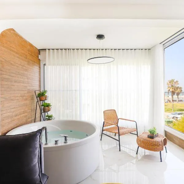 צימר על הים גקוזי ואירוח איכותי Oceanfront Beach House W Jacuzzi, hotel v destinaci Haifa