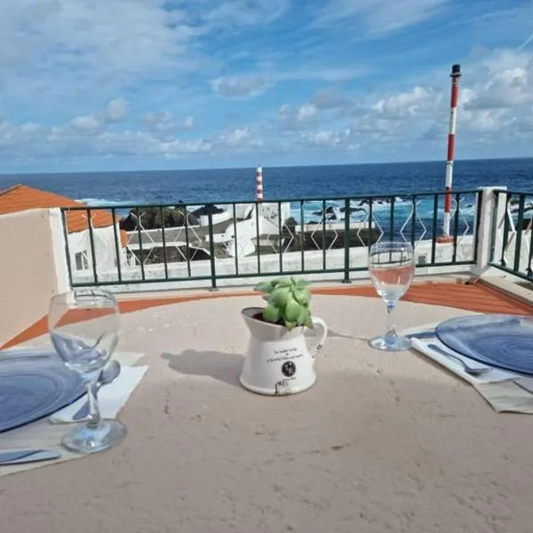 "Apartamentos do Farol" com vista para o mar，佛洛雷斯聖塔克魯茲的飯店