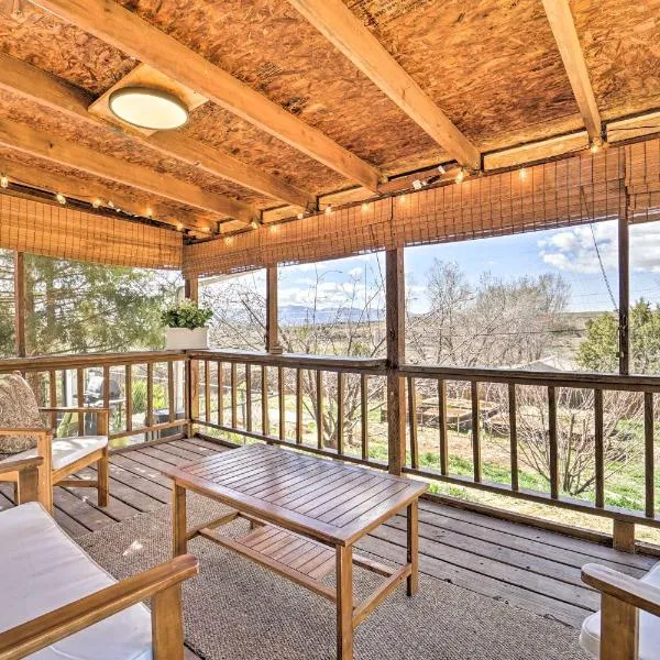 Eco-Friendly Escape in Cortez - Pets Welcome!, hotel di Cortez