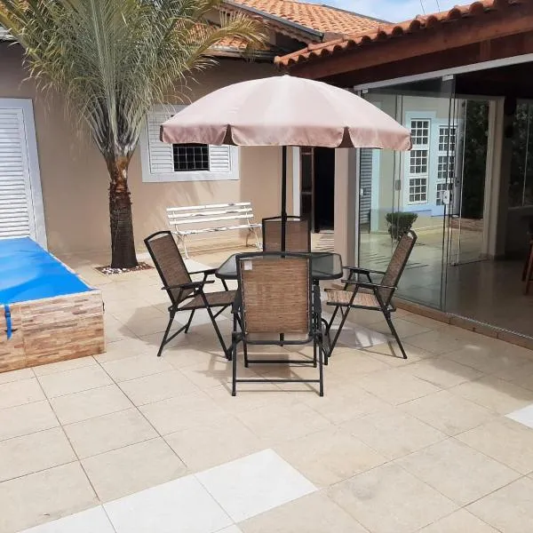 Casa agradável com área externa e piscina, hotel in Brotas