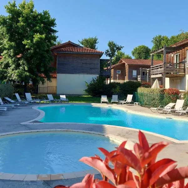 T2, 50m du lac, PISCINE, WIFI, jardin terrasse sans vis-à-vis, 1 à 4 pers – hotel w mieście Aureilhan