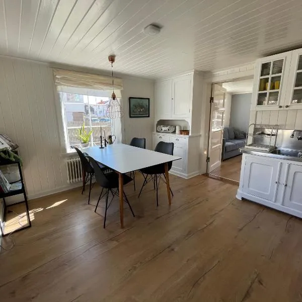 12 Skolgatan, hotel v destinaci Smögen
