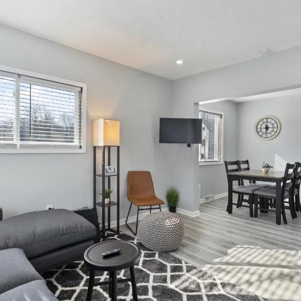 Entire Home Near MSU and Local Hospitals with Fast Wi-Fi & Dedicated Office, hotel in Lansing