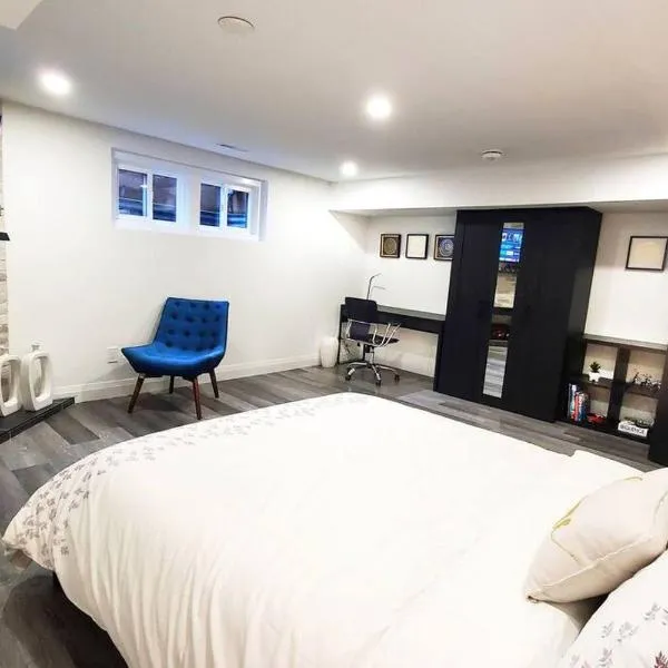 Renovated Guest Suite Near The Lake & High Park in Toronto!, hotel v destinaci Toronto