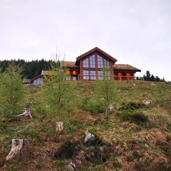 Cabin in beautiful surroundings at Harpefossen, hotel in Ålfoten