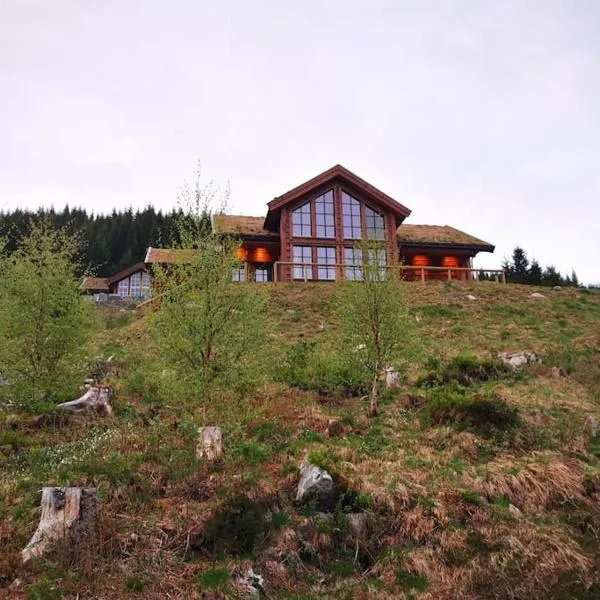 Cabin in beautiful surroundings at Harpefossen, hotel i Nordfjordeid