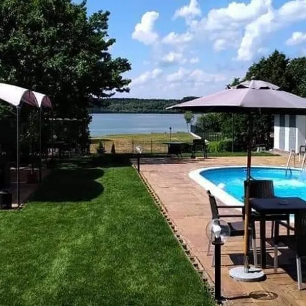 Private Lux Vila Mila with swimming pool by the Danube, sleeps 18, hotel i Smederevo