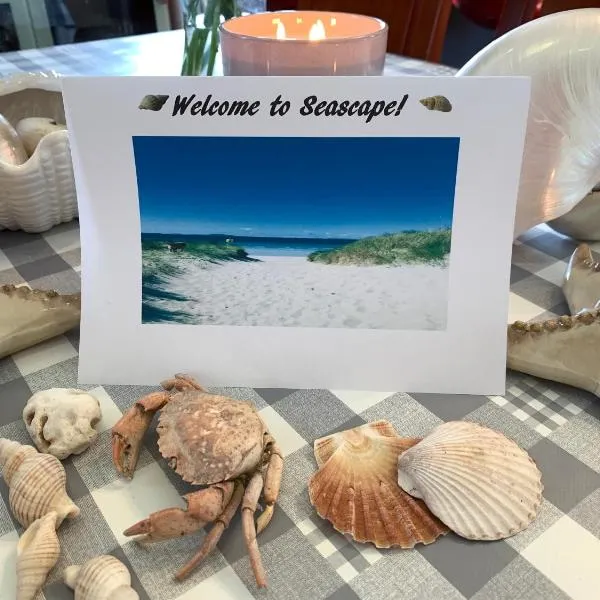 Seascape on the edge of town: 4 beds all ensuite., hotel in Belmullet