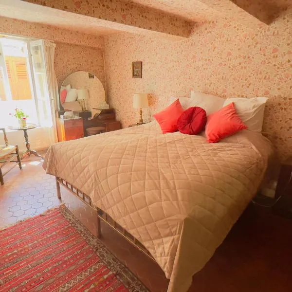 La Chambre Rose-Maison Searle à Tourtour, viešbutis mieste Turtūras