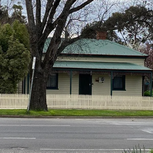 DELIGHTFUL AND CHARMING ROSE COTTAGE, hotel in Lancefield