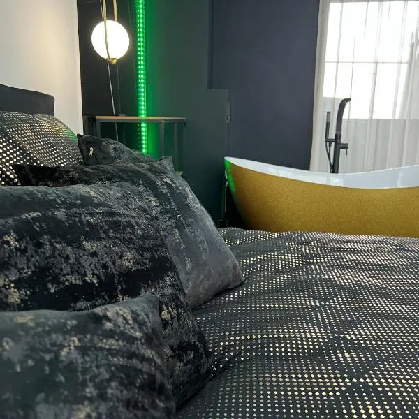 Apartament PREMIUM ze złotą wanną w sypialni widok na morze dyskretny taras z łóżkiem - Bałtyckie Sarbinowo 18, hotel in Sarbinowo