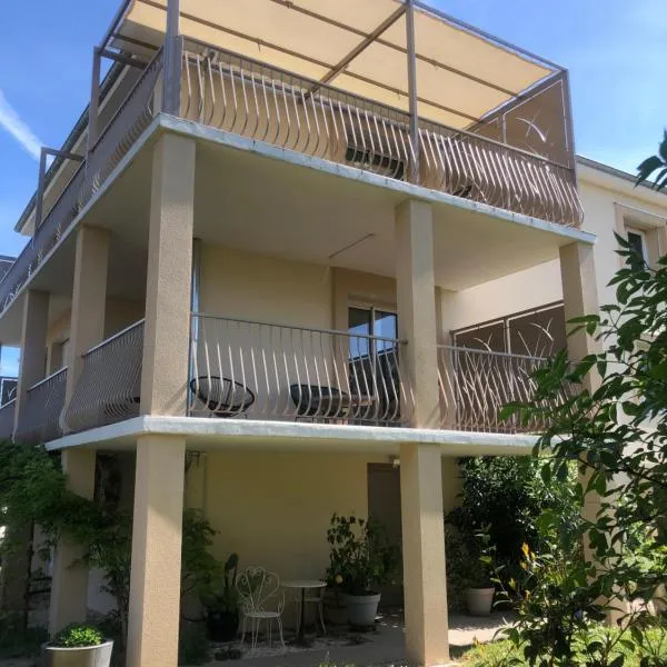 Condrieu et parking voiture vélo 2 ème étage, hotel v destinácii Condrieu