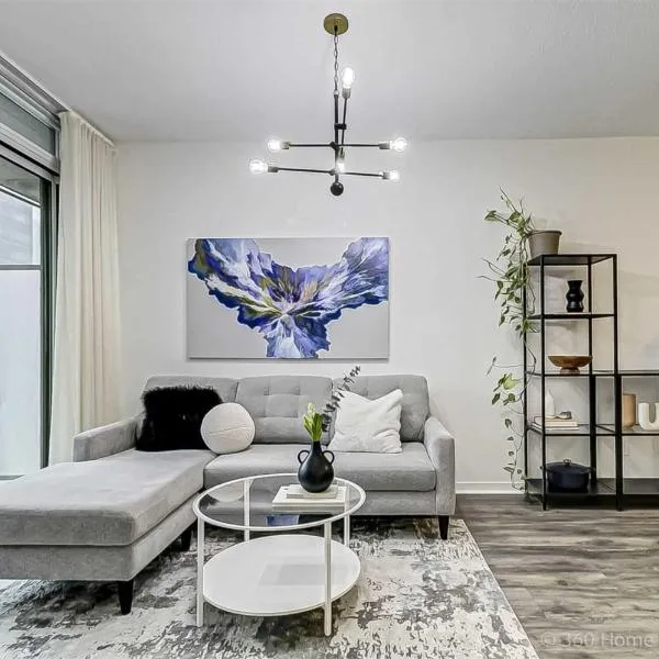 Prime Location - Stunning 2-bdrm Condo, hotel em Toronto