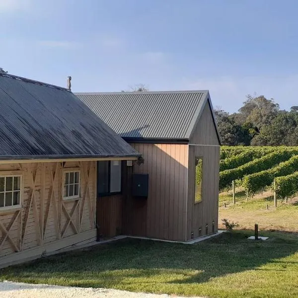 NEST- Luxury Vineyard Accommodation、Rowellaのホテル