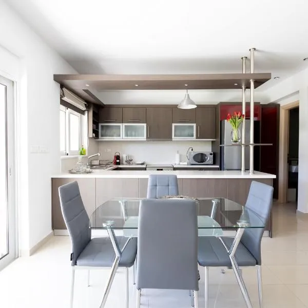 Athenian Riviera Maisonette, Varkiza, 7min walk from Beach Park, hotel in Vari