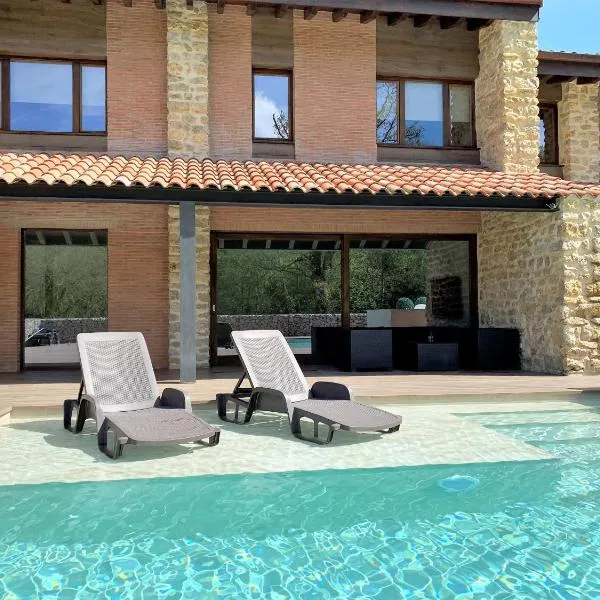 2 Apartamentos en villa con piscina privada en Asturias El Marquesau, hotel Noriegában